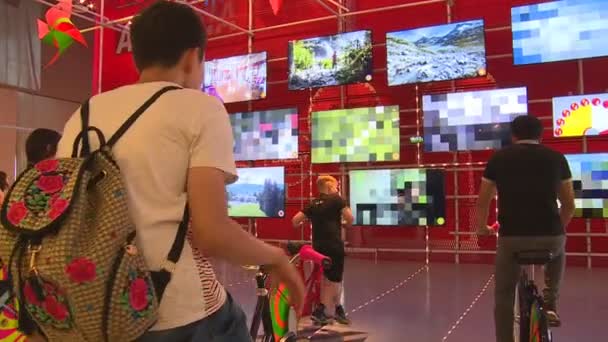 Tv에 대 한 전기를 생성 하는 페달 자전거에 앉아 관광 사람들의 그룹 — 비디오
