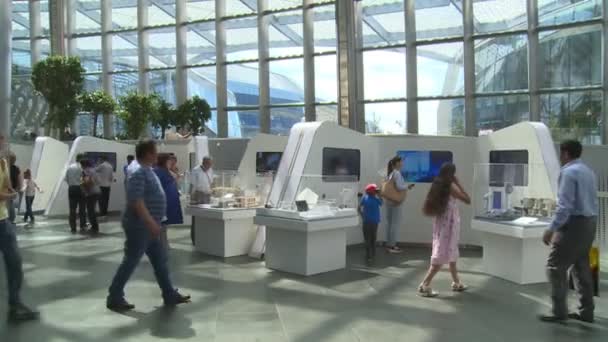 Pessoas de turismo que visitam pavilhão de estande de energias renováveis na EXPO 2017 — Vídeo de Stock