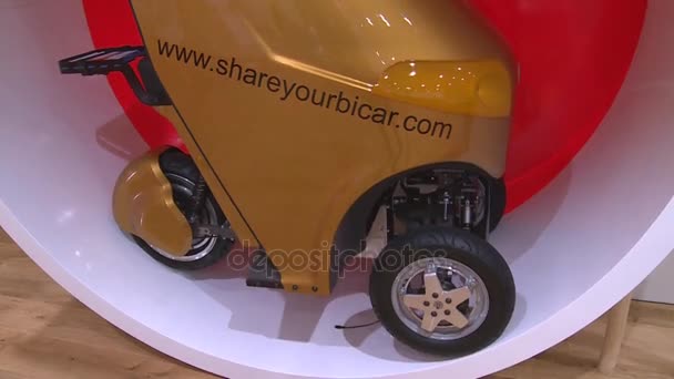 未来的电动汽车 bicar 提出了一种在瑞士世博会 2017年展览馆 — 图库视频影像