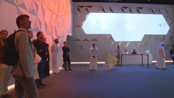 Personas mirando pantallas enormes en el pabellón árabe en la Expo 2017 en Kazajstán — Vídeo de stock