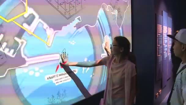 Bezoeker mensen touch interactieve kleurrijke muur in Monaco paviljoen — Stockvideo