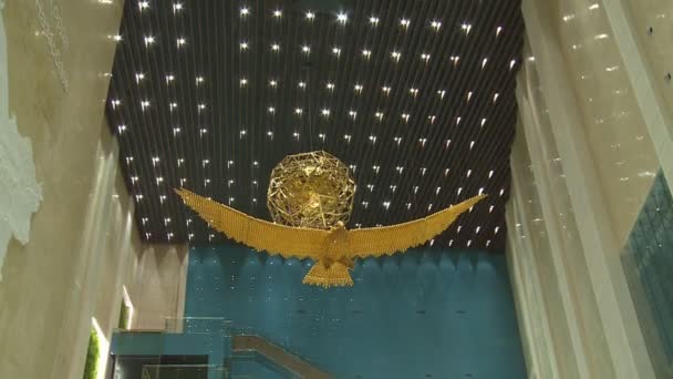 Hall of National Museum of the Republic of Kazakhstan and visitors people — Stock Video