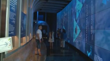 Uzay İstasyonu koridordan turist insanlar yürümek