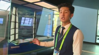 Fuar Kılavuzu adam yeni modern Quadriga en büyük yelkenli gemi gösterilen