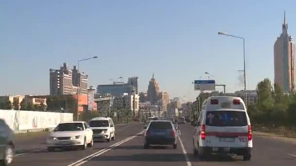 Bil bil körning genom Astana stadens gator trafik. — Stockvideo