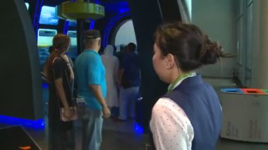 tv ekranı ile sualtı gemi duvarlarında sergide gösterilen kadın Kılavuzu