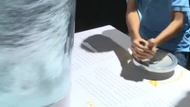 Çocuk döndürme tutamacını ve su saydam tüp artış girdap. Fuarı ziyaret