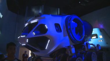 Uzay mekiği ay görünümü ekran ve insanlar evren astronautical Sergisi