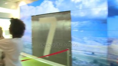 Kılavuzu adama göster ziyaret edenler insanlar için güçlü Rüzgar gösteri stand