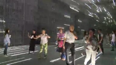 ziyaret edenler insanlar modern lazer ışık Kurulum arka plan üzerinde