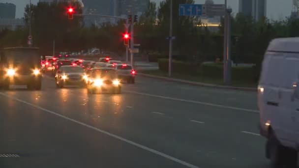 Automobily auta a městské křižovatce s provozem v noci v Astana. — Stock video