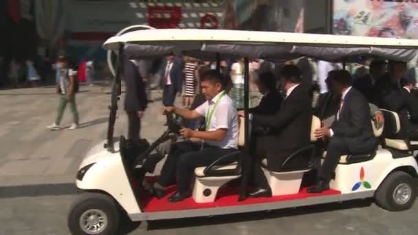 Lettonia presidente con delegazione in piccola auto elettrica a EXPO 2017 — Video Stock