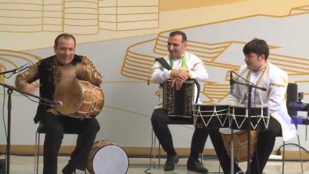 Des hommes charismatiques caucasiens jouent du rythme dans le pavillon azerbaïdjanais à EXPO — Video