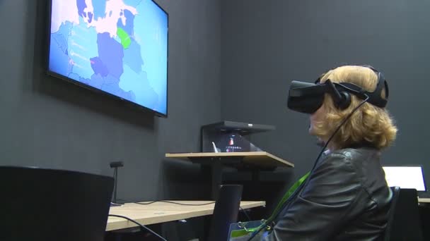 Vrouw met een virtuele realiteit Vr headset bril tijdens de tentoonstelling Expo 2017 — Stockvideo