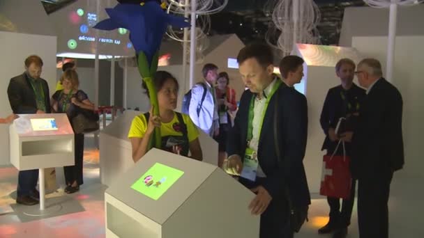 Guida femminile che mostra ai visitatori uno stand intelligente in Svizzera EXPO — Video Stock