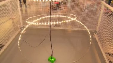 Aydınlatma led şerit spiral ve tekerlek top spin. Turist insanlar