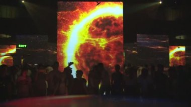 Almanya pavilion etkileyici renkli lazer 3d görselleştirme insanlar bakmak