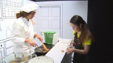 patates gözlemesi için ziyaretçi insanlar izleyici Expo 2017 yılında pişirme tencere kadın