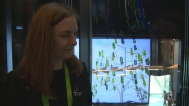 Cam asansör asansörde iniyor heyecanlı genç kadın yüzü