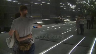 Genç çift erkek ve kadın fotoğrafları selfies lazer yükleme duvara al