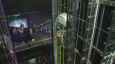 Şeffaf cam kafes içinde büyük asansörleri Asansör boşluğuna üzerinde giden turist insanlar