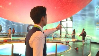 Astronautical Fuar Pavyonu için turist gösteren insanlar ziyaretçiler erkek Rehberi