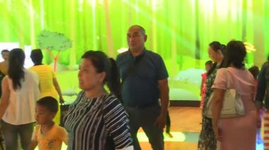 Çocuklu insanlar eğlenmek etkileşimli expo 2017 pavilion üzerinde