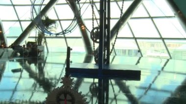 Kinetik enerji gösteren Modern sanat makine yükleme.