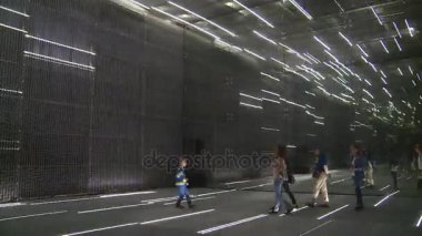 ziyaret edenler insanlar modern lazer ışık Kurulum arka plan üzerinde