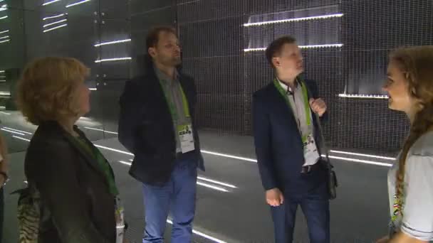 Kvinnlig guide kvinna visar laser ljus exposition för besökaren personer — Stockvideo