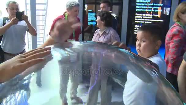 Los niños curiosos tocan la esfera de la bola de plasma con rayos de energía eléctrica — Vídeo de stock