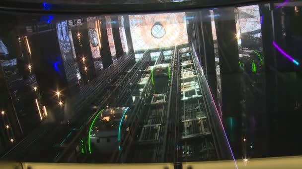 Enorme glazen liften liftschacht in Kazachstan Expo 2017 tentoonstelling — Stockvideo