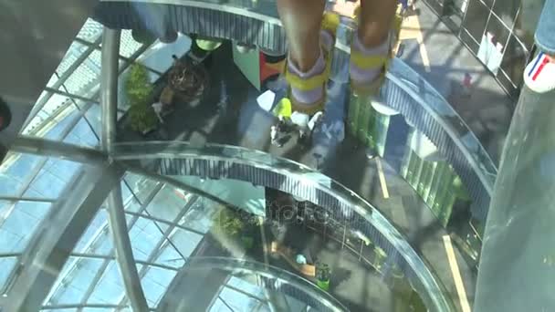 Personas caminan en piso transparente en el nivel superior en la exposición — Vídeos de Stock