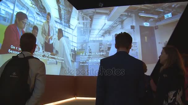 Persone che guardano grandi schermi nel padiglione arabo a Expo 2017 in Kazakistan — Video Stock