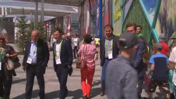 Personnes marchant en plein air dans l'exposition internationale EXPO 2017 — Video