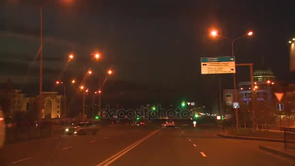 Automóvil de conducción por las calles de Astana tráfico de la ciudad por la noche. lapso de tiempo — Vídeo de stock