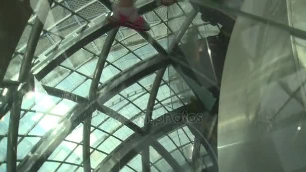 Туристы ходят по прозрачному полу на высшем уровне на выставке — стоковое видео