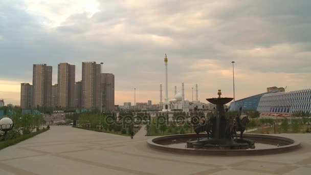 装饰与车手在国家博物馆广场的喷泉 — 图库视频影像