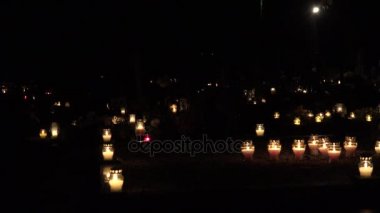 mum ışığı gece şehir mezarlığı mezar mezar taşı üzerinde. 4k