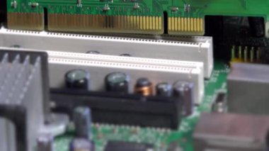 El masaüstü pc anakart yuvasına PCI kart Ekle