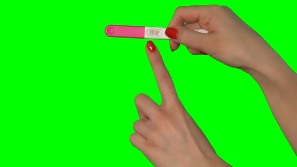Mãos segurando e mostrando teste de gravidez positivo com duas listras vermelhas — Vídeo de Stock