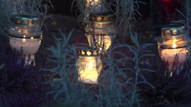 siyah zemin heath mezarına ateşte akşam mum. 4k