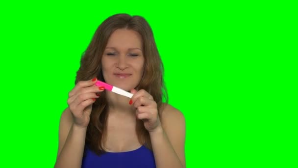 Verdaderas emociones positivas en la cara joven linda mujer celebración de la prueba de embarazo en las manos — Vídeo de stock