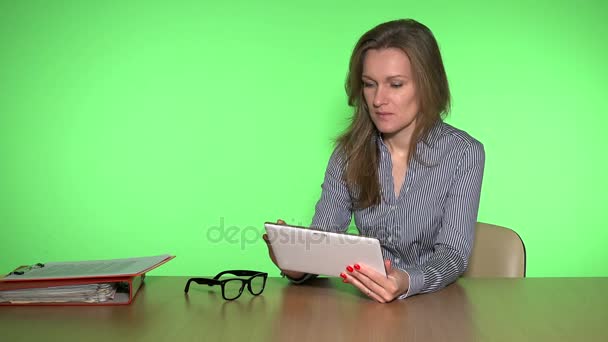 Erfolgreiche Geschäftsfrau mit Tablet-Computer. Mädchen freut sich über guten Vertrag — Stockvideo