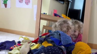 Yaramaz kız giysi ayna yakınındaki arasında yalan. Kötü çocuk evde eğlence var