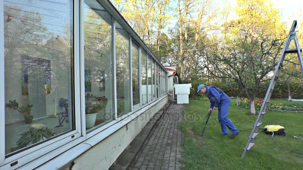 Hothouse windows met een waterstraal druk reinigen. — Stockvideo