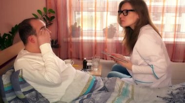 Yetenekli klinik doktor ile tablet bilgisayar adam hastanın sağlığını denetleme