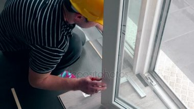 işçi kalem ile Laminat zemin tahta üzerinde işaretler yapmak