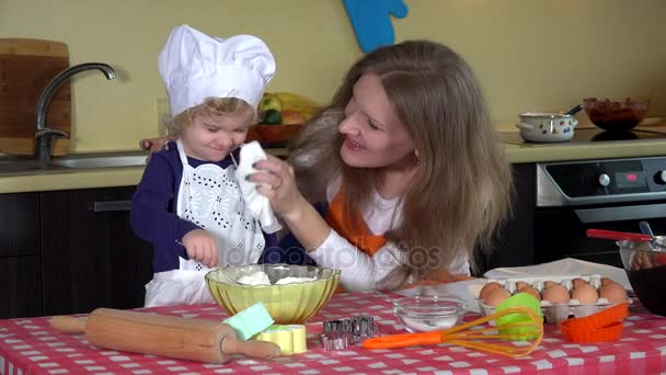 Filha bonito com a mãe colocar farinha no nariz. Meninas da família brincalhão na cozinha — Vídeo de Stock