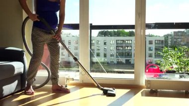 Büyük karın hoover vakum temiz oda düz evde karısıyla hamile ev